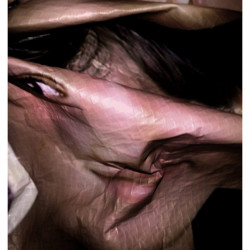 OVERPROTECTIVE FEMALE DEMON. FotografIa. 25x40 cm (aprox)