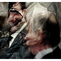 SE IMPONE EL VAHO SOBRE EL CRISTAL ANTIBALAS. Fotografía. 2016.