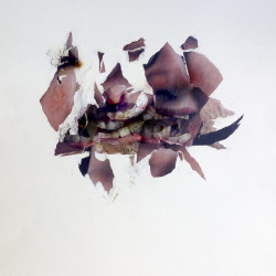 DEMOKRACIA GJITHMONË FITON. Collage y mixta sobre papel. 50x70 cm. 2018.